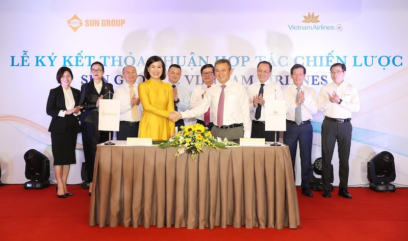 TGĐ Dương Trí Thành và bà Bùi Thị Thanh Hương - TGĐ Tập đoàn Sun Group đại diện cho hai bên ký kết biên bản ghi nhớ hợp tác chiến lược nhằm hợp tác phát triển các sản phẩm mới